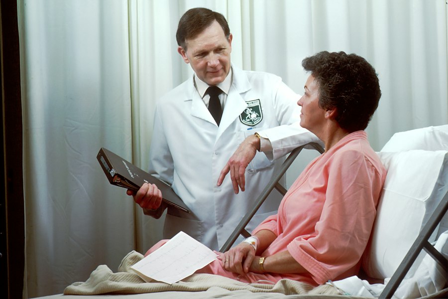 Médico conversando con una paciente