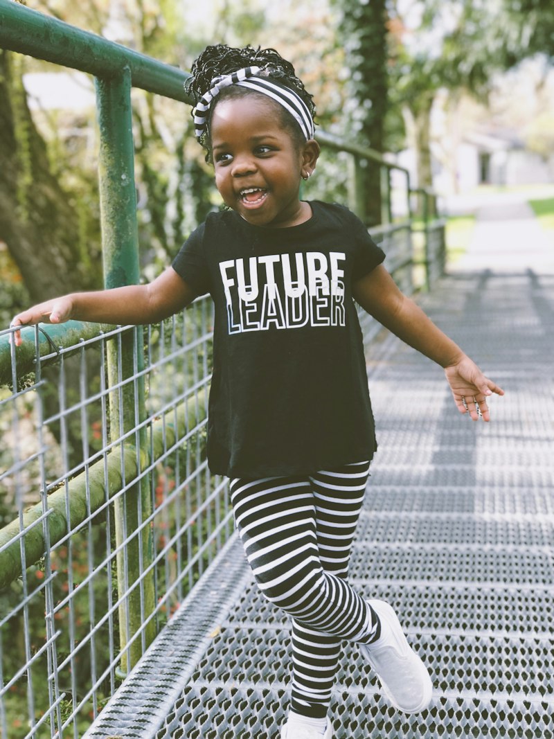 Niña corriendo feliz al aire libre